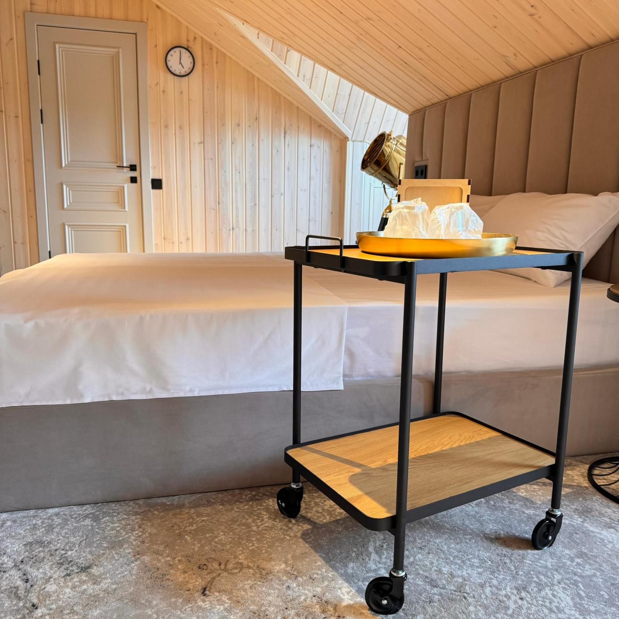 Sv Hotel, Restaurant & Airport Parking Todiresti  Eksteriør billede