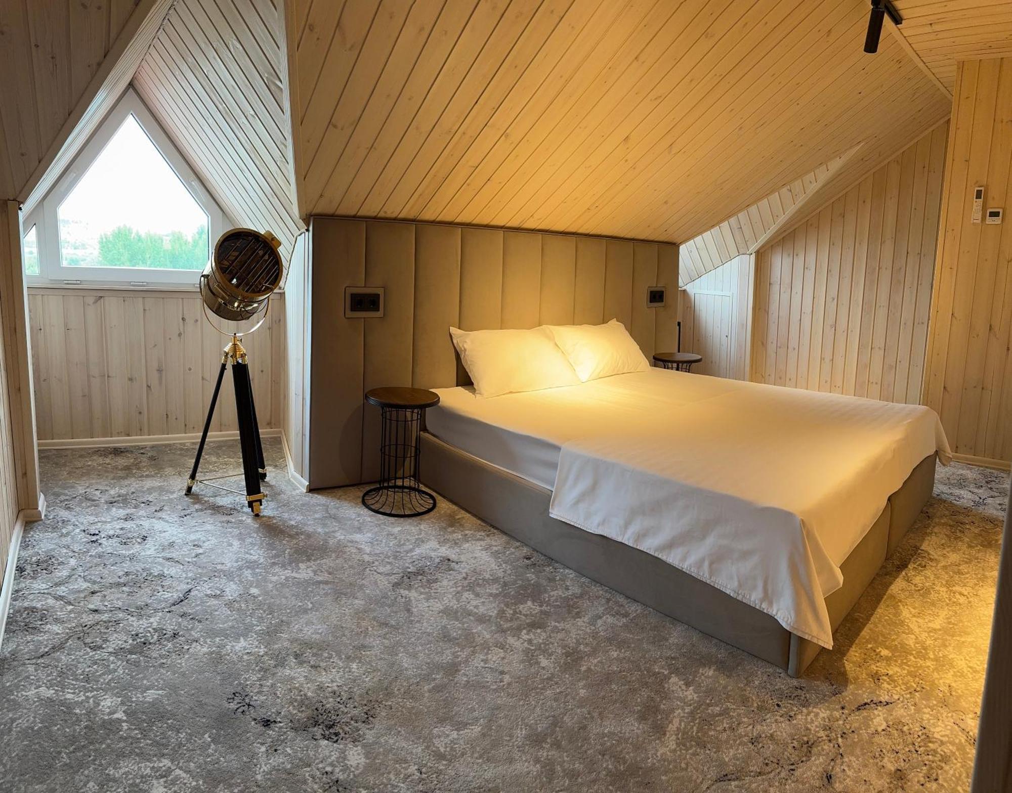 Sv Hotel, Restaurant & Airport Parking Todiresti  Eksteriør billede