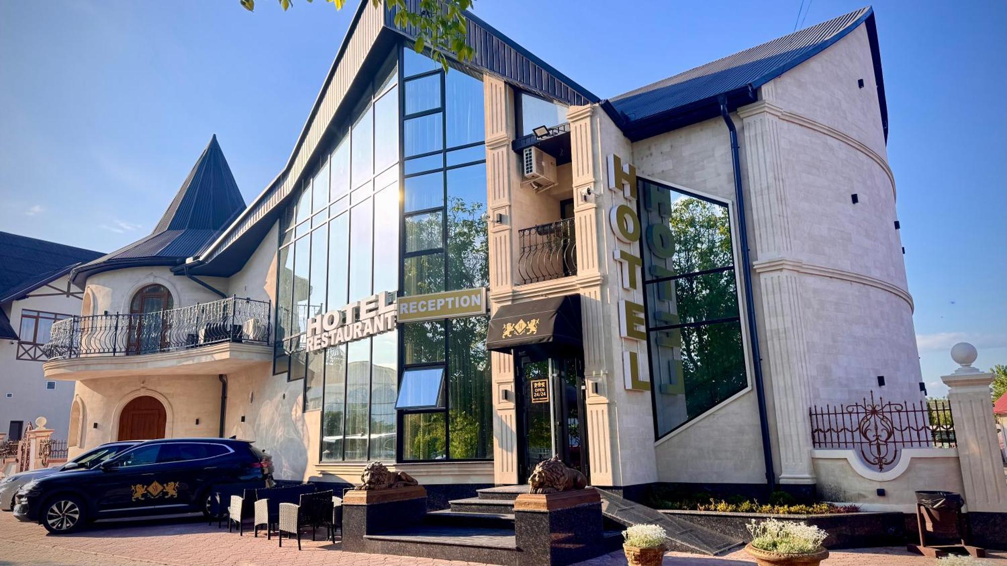 Sv Hotel, Restaurant & Airport Parking Todiresti  Eksteriør billede